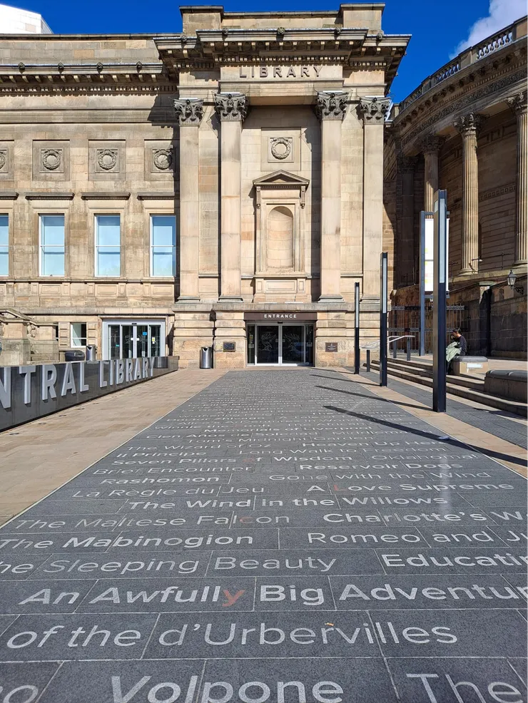 用大字報呼喊：快進來！的利物浦中央圖書館