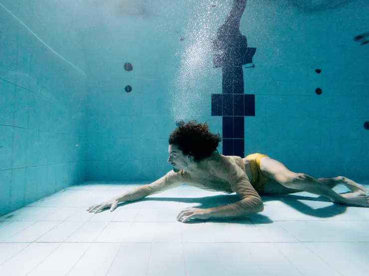 《Bodies of Water》記錄了只有在水中才有的氣泡、光影、表情與姿態。(圖片來源:https://vrfilmlab.tw/movie/bodies-of-water/)