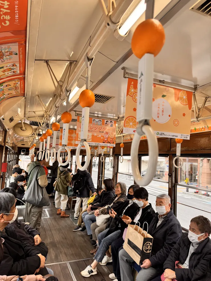 連少爺骨董電車上的把手都有可愛的蜜柑