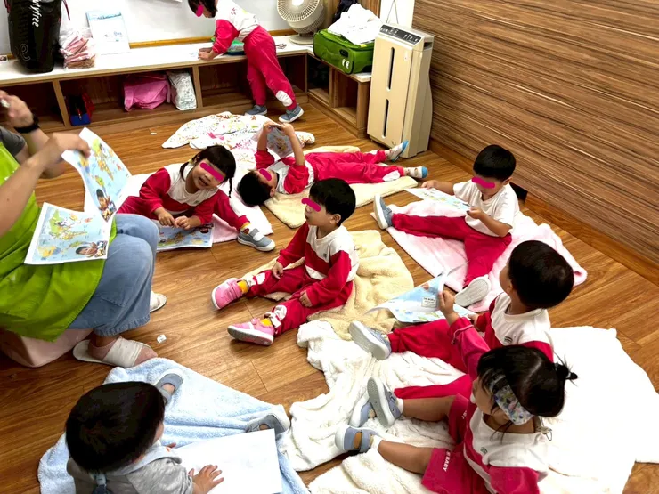 大家躺下來在自己專屬的地圖上貼上今天的貼紙