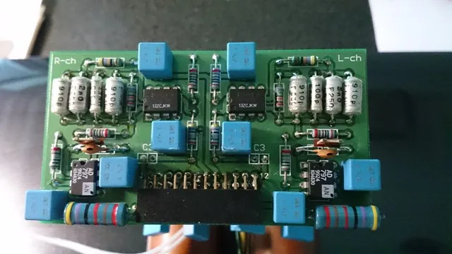 AD797AN負責第一級，OPA627BP 為第二級，回授電阻為 Vishay Z201，RIAA 網路用的是 Philips PS 電容。IC 已直接焊在電路板上了，已經不能享受換 OP 的樂趣了