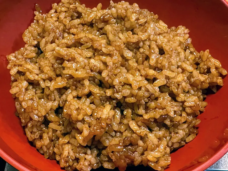 這邊的配飯是鹹中帶一點點甜的浦燒鰻醬汁拌出來的飯