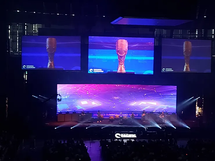 這樣看其實頗有熟悉的隆重感，畢竟這次決賽也有參考當年MSI的舞台配置。