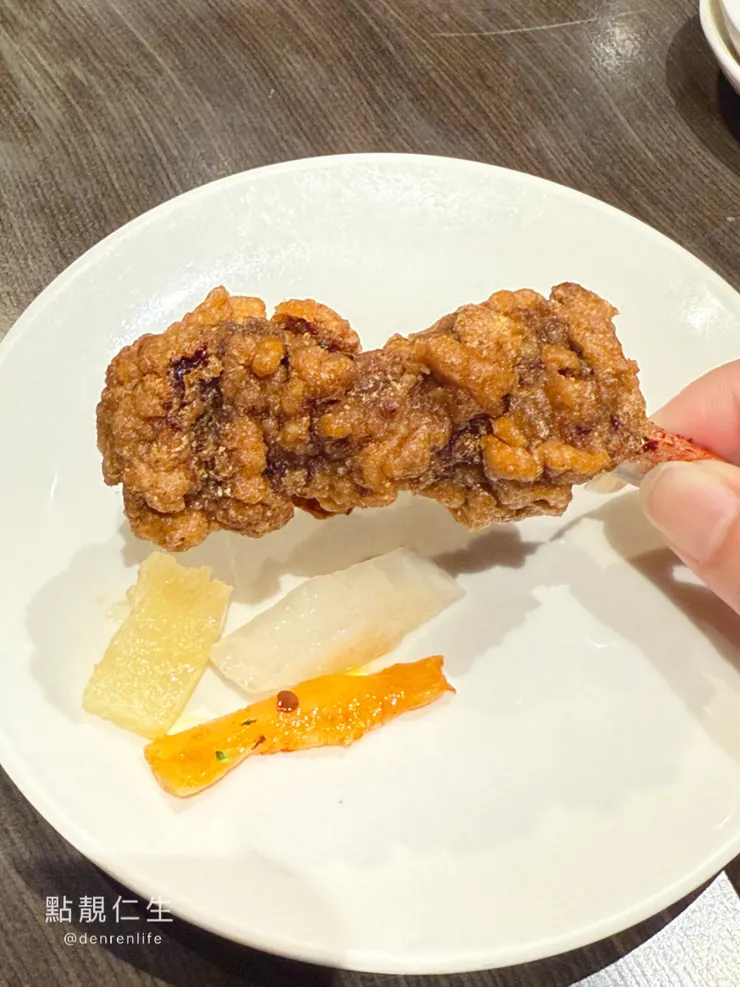 金蓬萊排骨酥配甜脆的泡菜與辣蘿蔔