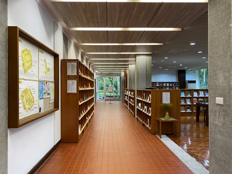 從建築裡側看廊道端點