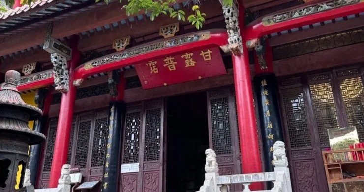 甘露寺入口的柱子以鮮艷的紅色為主，並且擁有精美的雕刻裝飾。