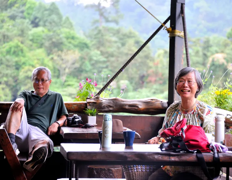 【山行玫瑰簡餐裹腹佐配雲山壯麗！隔空笑談。】