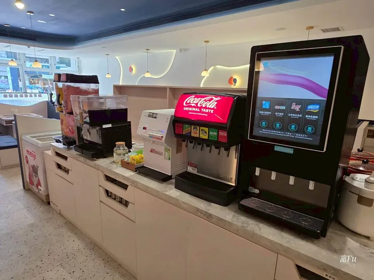 飲料區中規中矩，美中不足的地方，少了咖啡機，其他飲料都正常好喝。