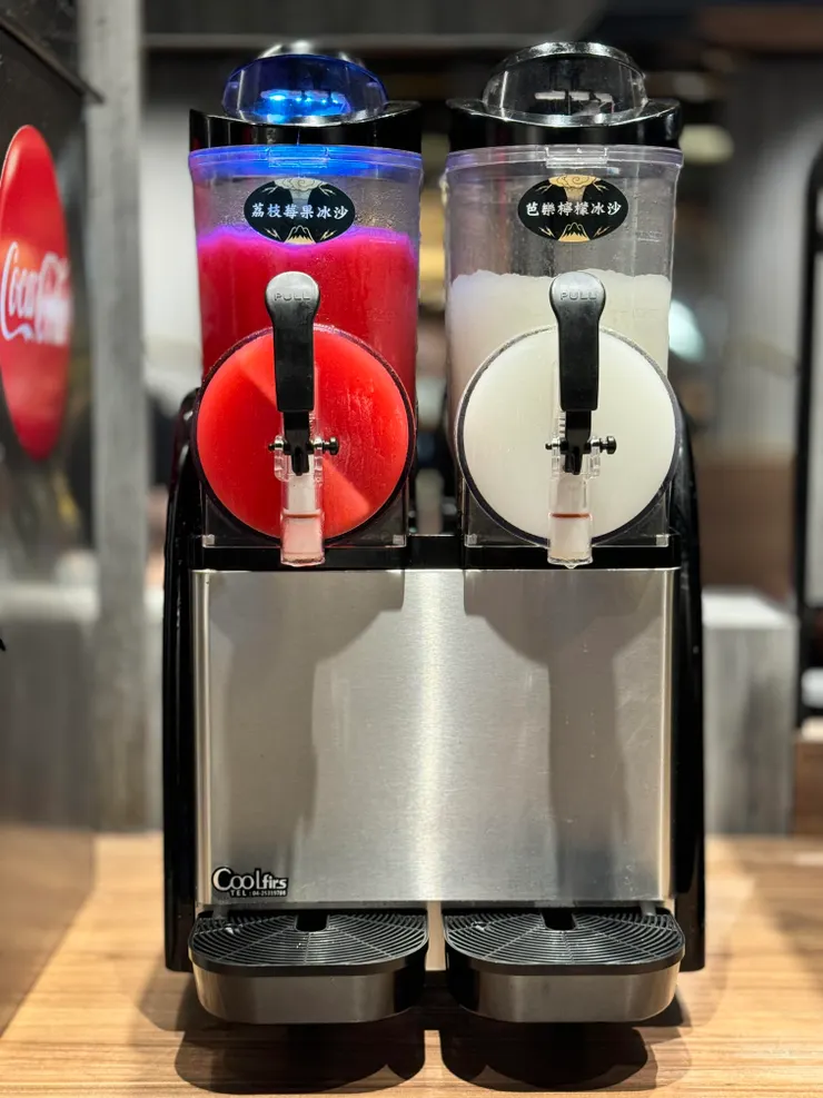 推左邊荔枝莓果冰沙