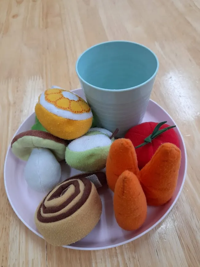 恩恩請老師享用的餐點之一。他說杯子裡裝的是蘋果汁(請自行想像~)