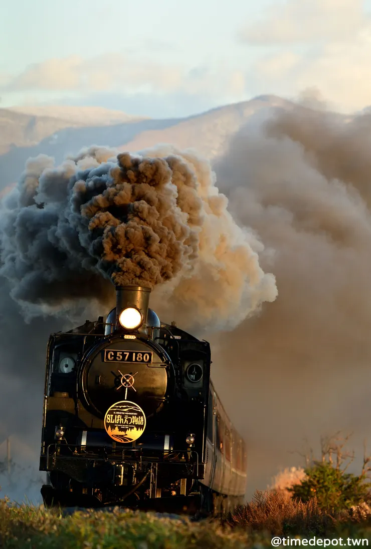 低角度的夕陽讓火車與煙的輪廓變得立體許多