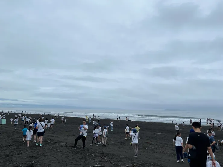 一群人拍照拍得很開心🤣🤣🤣。