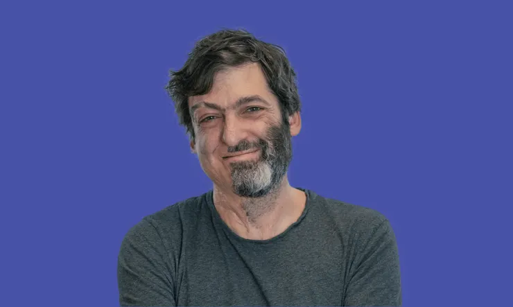 先來張作者Dan Ariely本人的照片，可以發現他的鬍子只有一半，這是因為他的臉曾經遭遇半邊燒傷，導致鬍子長不出來。圖片取自網路。