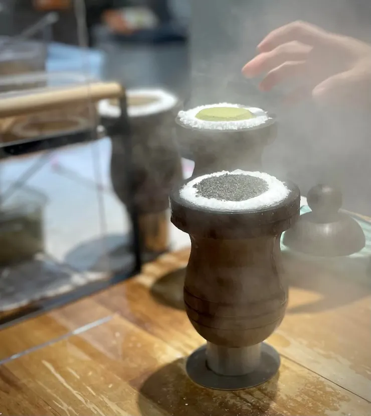 純米製作的狀元糕，店員慢慢小心翼翼地將米粉和餡料放入特製木質容器裡，再開啟大火蒸氣蒸熟即可! 每個現點現做，需要耐心等候！