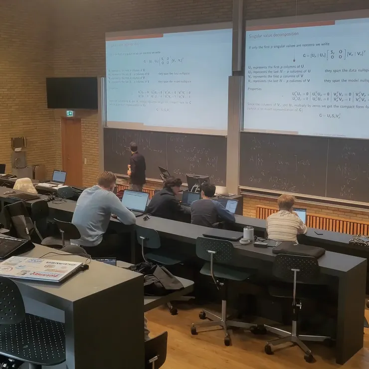 Fig. 1 課程使用 MATLAB 工程軟體進行資料分析，有大量的矩陣與線性代數運算