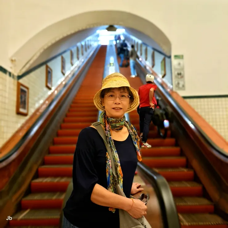 【搭木製老電扶梯河底隧道來回走！搭這精緻的古董木電扶梯通出入聖安娜隧道(St. Anna's Tunnel)。扶梯兩旁掛有圖片講述隧道歷史。】