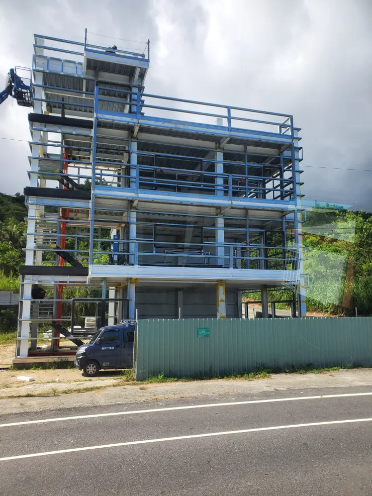 坐客運的路上，一邊擔心沒有地方可以領錢，剛開始路邊的建築物很少，後來進入成功之後，開始熱鬧起來才不擔心，經過這棟鐵皮支架屋，想說現在鐵皮屋可以變成很多層了?