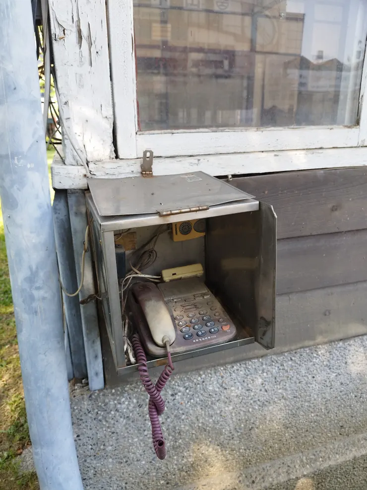 不知為何　糖鐵田中站戶外私接了電話　河童認為是叫車服務　河童拍攝／２０２３年