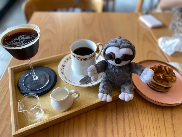 來點旅程中的小奢華，點了款獨特的豆子，冷熱可以讓客人有不同層次的風味享受