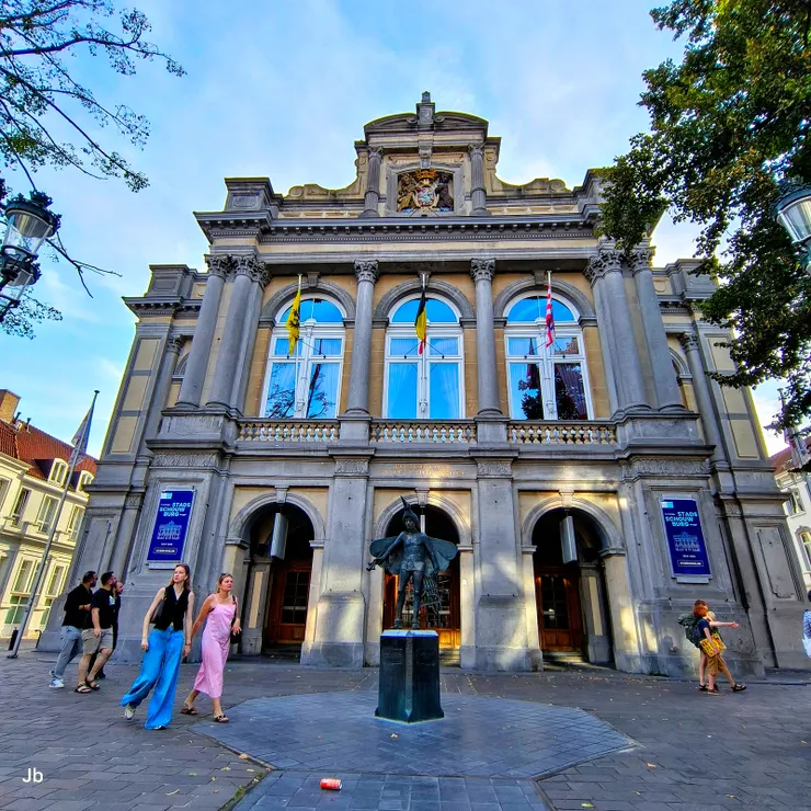 【落成於1869年的Municipal Theater,位於Vlamingstraat。前方雕像為莫札特歌劇魔笛中的捕鳥人帕帕基諾。】