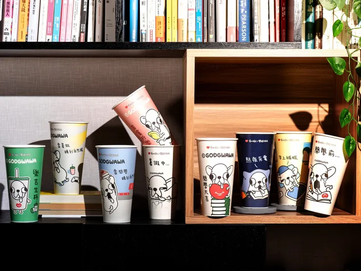 圖說：清心福全聯名杯款印上「變種吉娃娃」的厭世萌樣，搭配「好吉杯語錄」，精準命中頹廢日常，引發廣大消費者共鳴。（資料來源：清心福全）