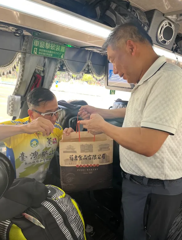 在車上就開始養胖我們的Wonderful社長