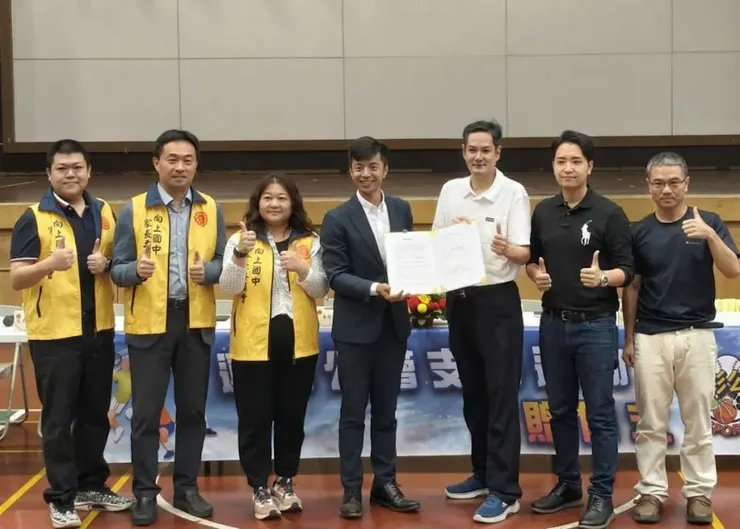佳裕國際股份有限公司總理事賴民亮及企業夥伴「以運動回饋教育」的倡議，捐贈向上國中三年總額新台幣200萬元。（記者楊玉芬攝）