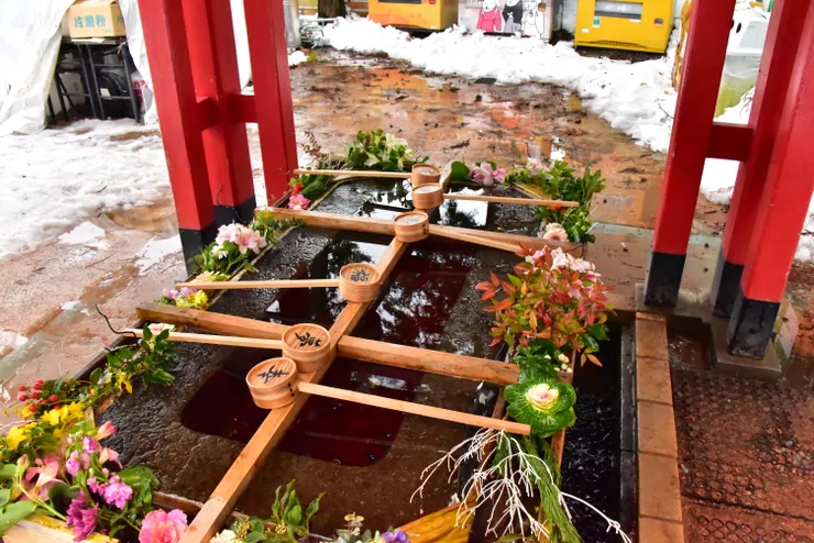 還使用許多花草裝飾御手洗池