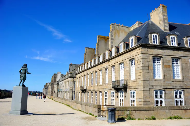 【海上大探險與大劫掠都已過去 剩銅像說故事觀光客滿地亂走！雕像紀念的是法國海軍將領勒內·迪蓋-特魯安（René Duguay-Trouin 1673-1736），著名的法國海軍將領和私掠船長，以其在路易十四統治期間的軍事成就而聞名。】