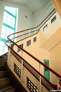 樓梯間略帶點弧度的流線感