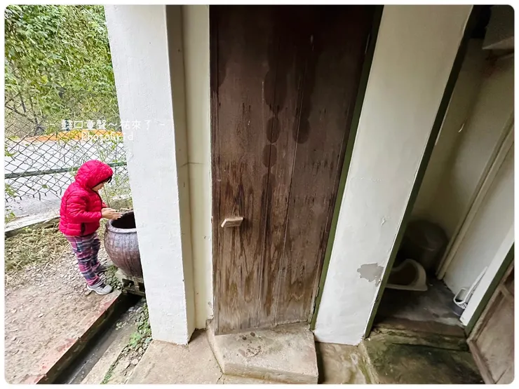 女廁~兩座蹲式馬桶