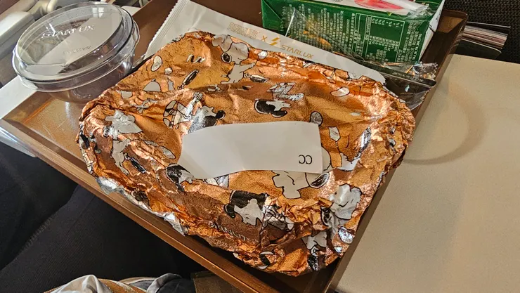 正常餐是用史努比的可愛錫箔紙包裝!
