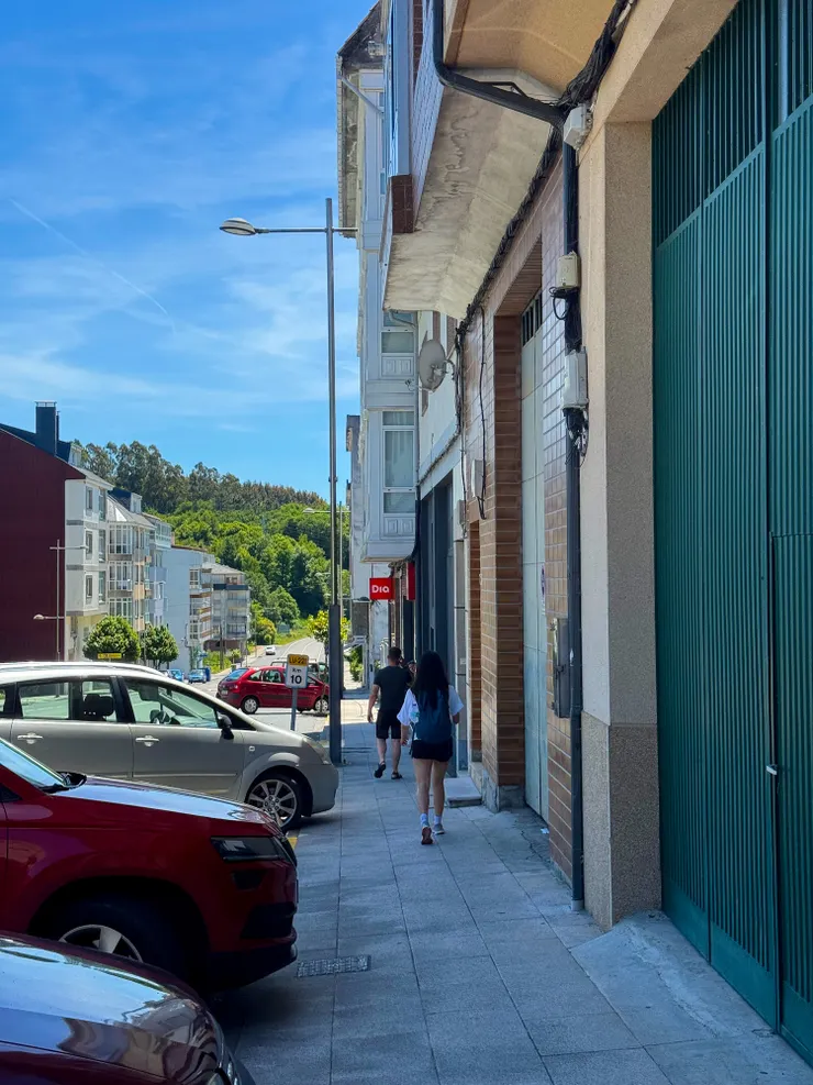 民宿隔壁50公尺是超市（紅色Dia)