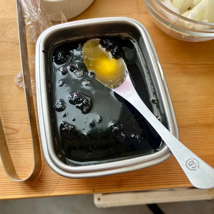 將炒醬的油一起盛起，油可以在醬上面形成一層保護膜