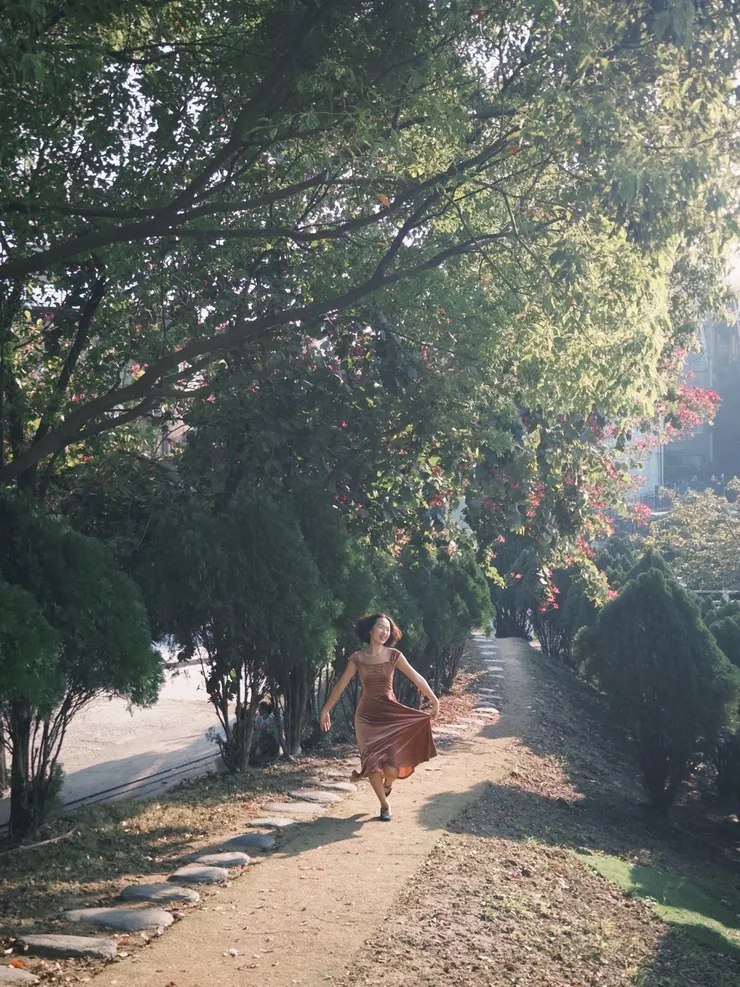 這條陽光綠蔭長廊就是拿來給人公主SLOW MO跑的阿！！（大喊）