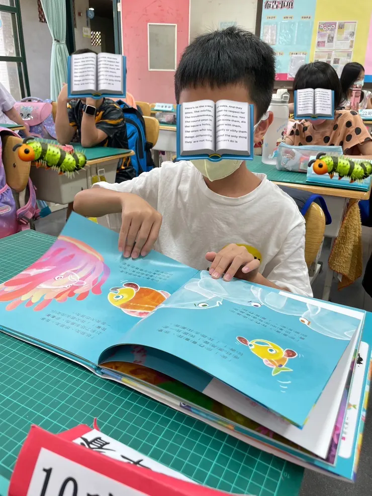 傳閱書籍讓孩子們都自行閱讀的美好畫面