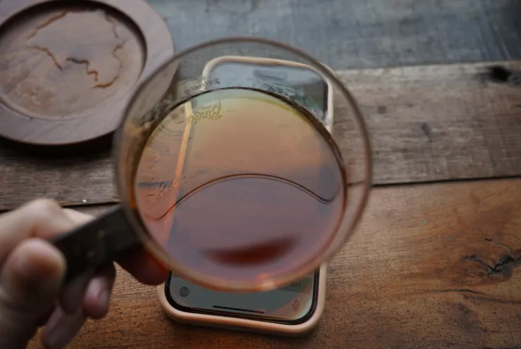 透過清澈的紅茶與水杯看到的手機螢幕,也很幸福的感覺