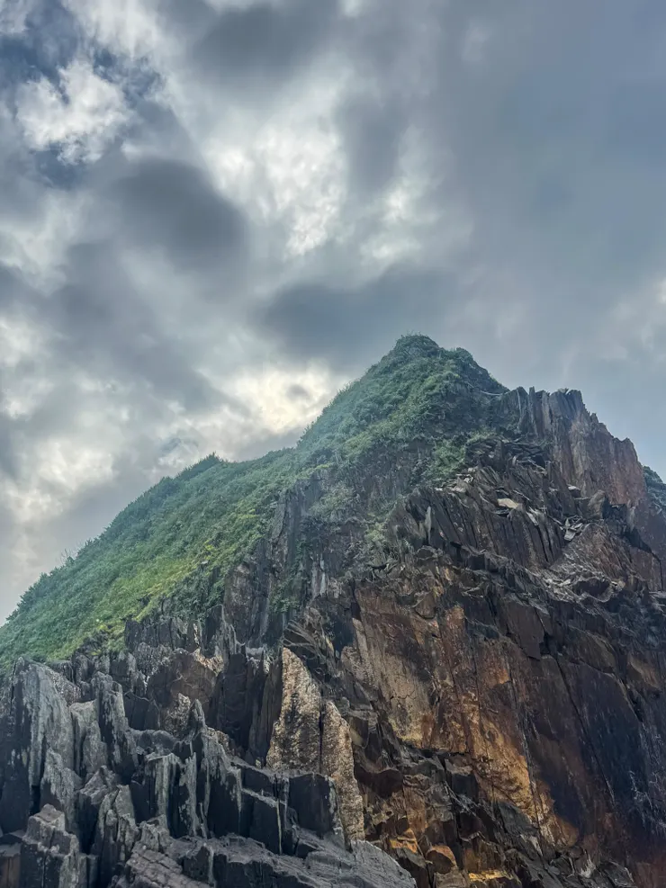 勇敢的隊友向上爬說要探路，不過因為岩石鬆動太危險所以放棄，原路退回。