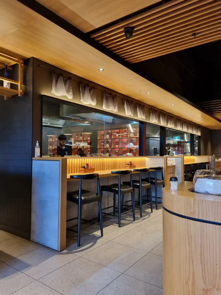 一個人來的話也可以坐在吧台