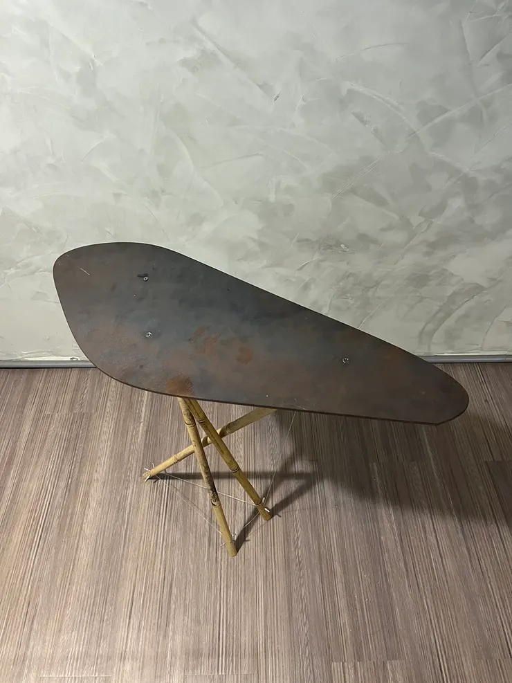 之前在事務所我設計的展架，老師後來再加工，這個造型是家維的竹。之徑的場域