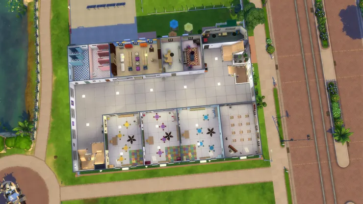 上了樓梯便是上課的地方，格局是中間有條又闊又長的走廊，課室和活動室在兩邊。