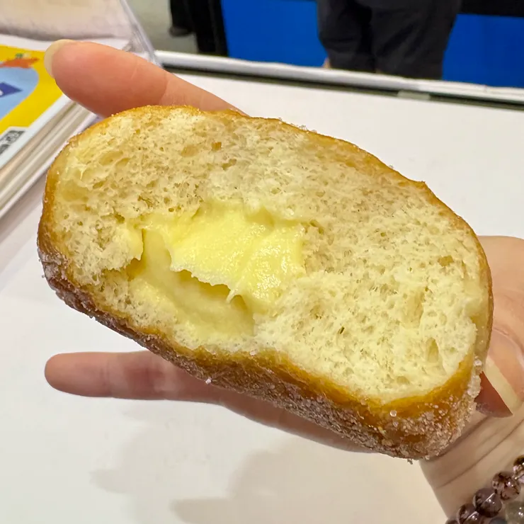 甜甜圈的麵包體搭卡士達，這不就跟夢裡出現的一樣嘛！