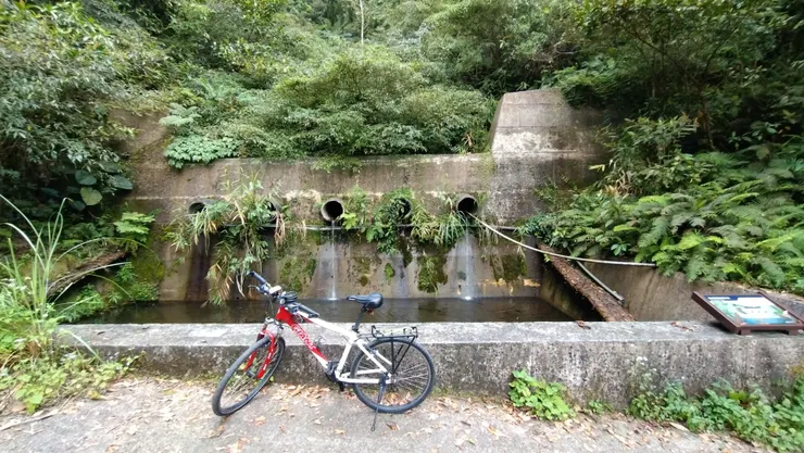 約2K處攔沙壩，設有動物脫困坡道