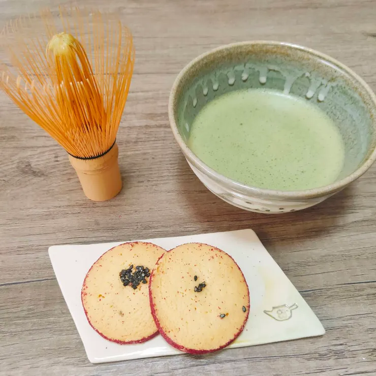 在家裡自己刷的抹茶，配上小點心