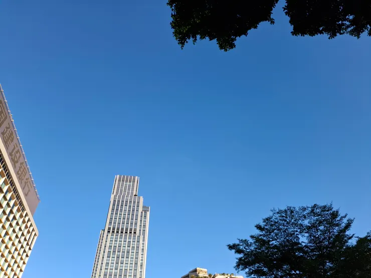 無雲層的天空，清潔乾淨。