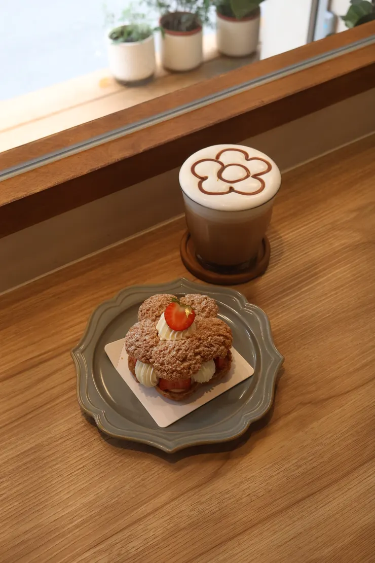 草莓小花、模里斯焦糖鮮奶茶