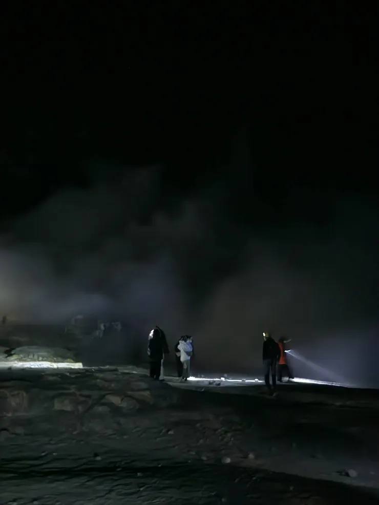 在火山灰曠地休息