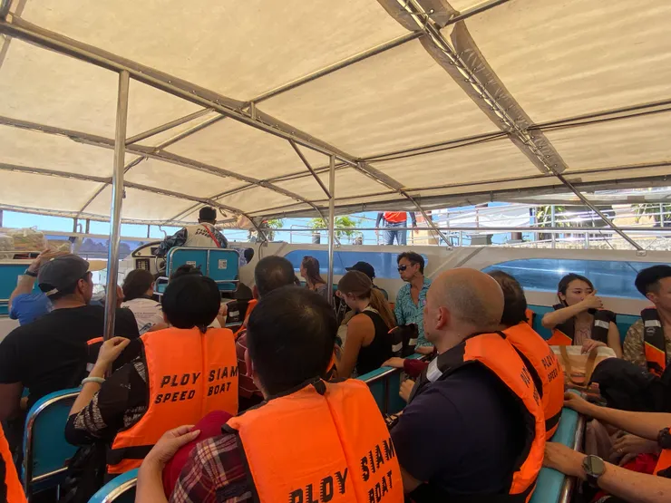 快艇，一船50+人