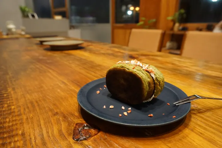 裡面包著莓果顆粒和手打鮮奶油，口感滑順