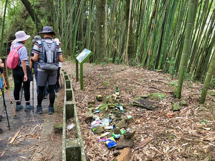 途經規模小一些的貢禮之石